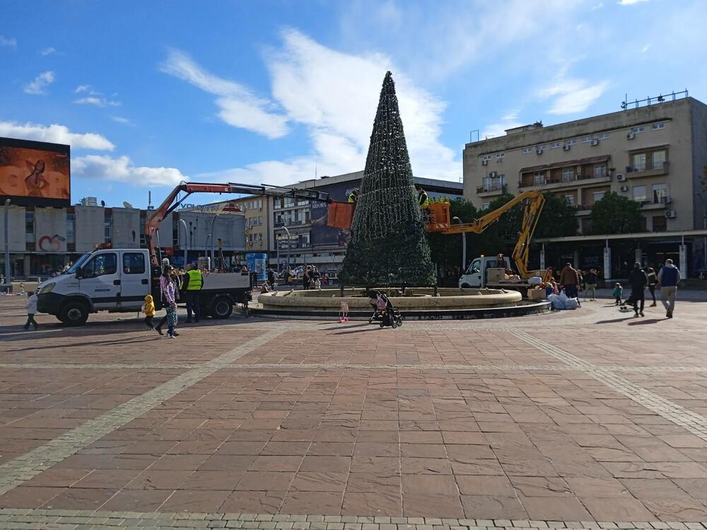 <p>Radnici Komunalnih usluga uz pomoć dizalica ukrašavaju jelku visoku oko deset metara</p>