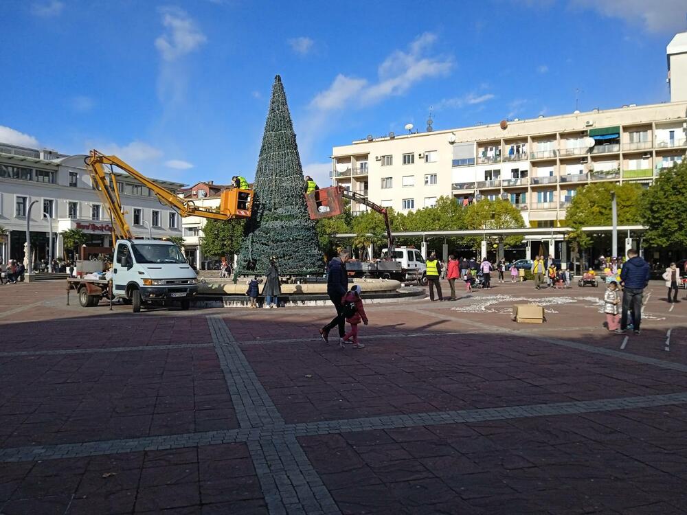 <p>Radnici Komunalnih usluga uz pomoć dizalica ukrašavaju jelku visoku oko deset metara</p>