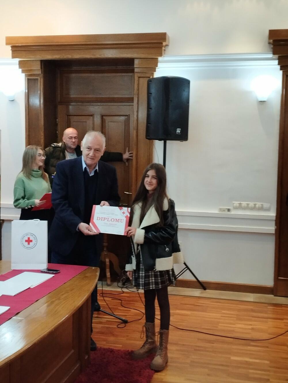 <p>Žiri u sastavu Milorad Drekalović, predsjednik, i članice Milena Krivokapić i Ana Banović, odlučio je da tri ravnopravne nagrade u kategoriji likovnih radova dobiju Antonija Zajović i Anika Žad Popović, učenice OŠ "Ratko Žarić", i Una Jašović škole "Milija Nikčević", dok su pohvaljeni Veljo Janjušević, Ivo Slijepčević, Maja Božović i Pavle Milačić</p>