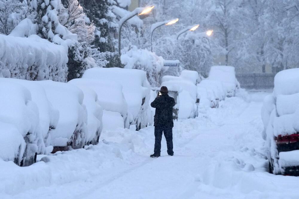 <p>Minhenska policija pozvala je stanovništvo da izbjegava izlaske kolima koji nisu neophodni dok službe ne raščiste ulice</p>