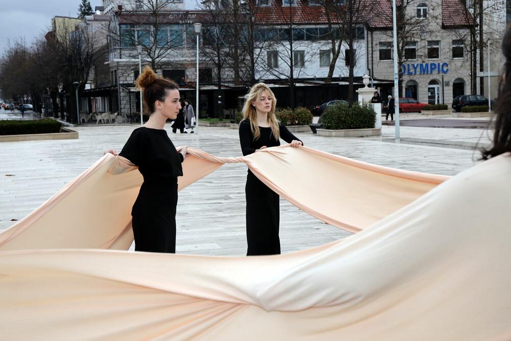 <p>Performans, koji je poslao jaku poruku, na odličan način izvele su Anđelija Rondović, glumica i profesorica na Fakultetu Dramskih umjetnosti na Cetinju i studentkinje Marija Vujović, Iskra Zeković, Kristina Mrkić i Darija Pravilović</p>