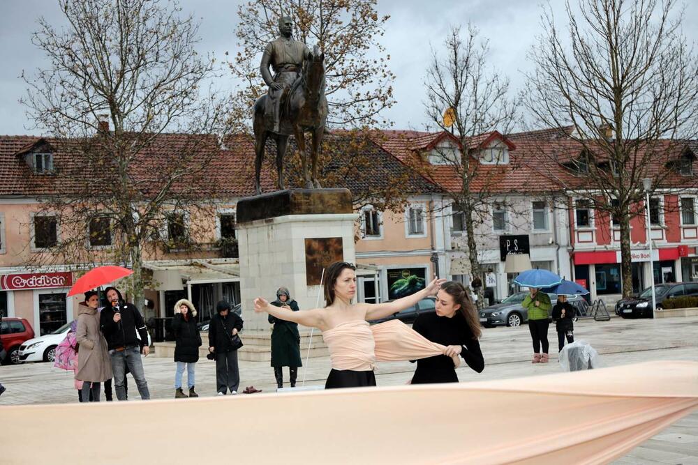 <p>Performans, koji je poslao jaku poruku, na odličan način izvele su Anđelija Rondović, glumica i profesorica na Fakultetu Dramskih umjetnosti na Cetinju i studentkinje Marija Vujović, Iskra Zeković, Kristina Mrkić i Darija Pravilović</p>