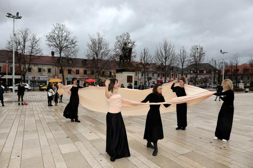 <p>Performans, koji je poslao jaku poruku, na odličan način izvele su Anđelija Rondović, glumica i profesorica na Fakultetu Dramskih umjetnosti na Cetinju i studentkinje Marija Vujović, Iskra Zeković, Kristina Mrkić i Darija Pravilović</p>