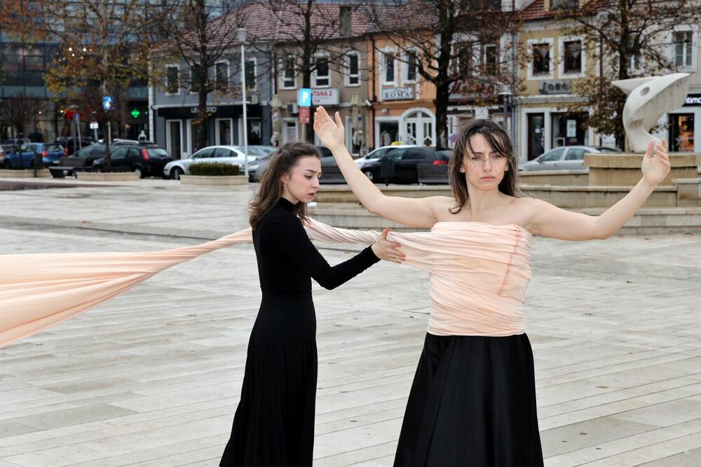 <p>Performans, koji je poslao jaku poruku, na odličan način izvele su Anđelija Rondović, glumica i profesorica na Fakultetu Dramskih umjetnosti na Cetinju i studentkinje Marija Vujović, Iskra Zeković, Kristina Mrkić i Darija Pravilović</p>