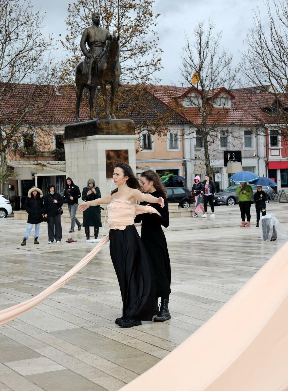 <p>Performans, koji je poslao jaku poruku, na odličan način izvele su Anđelija Rondović, glumica i profesorica na Fakultetu Dramskih umjetnosti na Cetinju i studentkinje Marija Vujović, Iskra Zeković, Kristina Mrkić i Darija Pravilović</p>