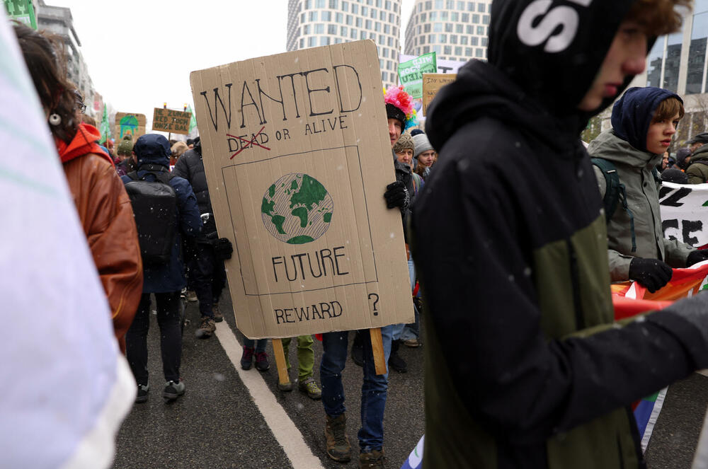 <p>Okupljeni su nosili transparente sa natpisima „Ne klimatskim promjenama, da promjeni sistema“ i „Želimo zdravu planetu“</p>