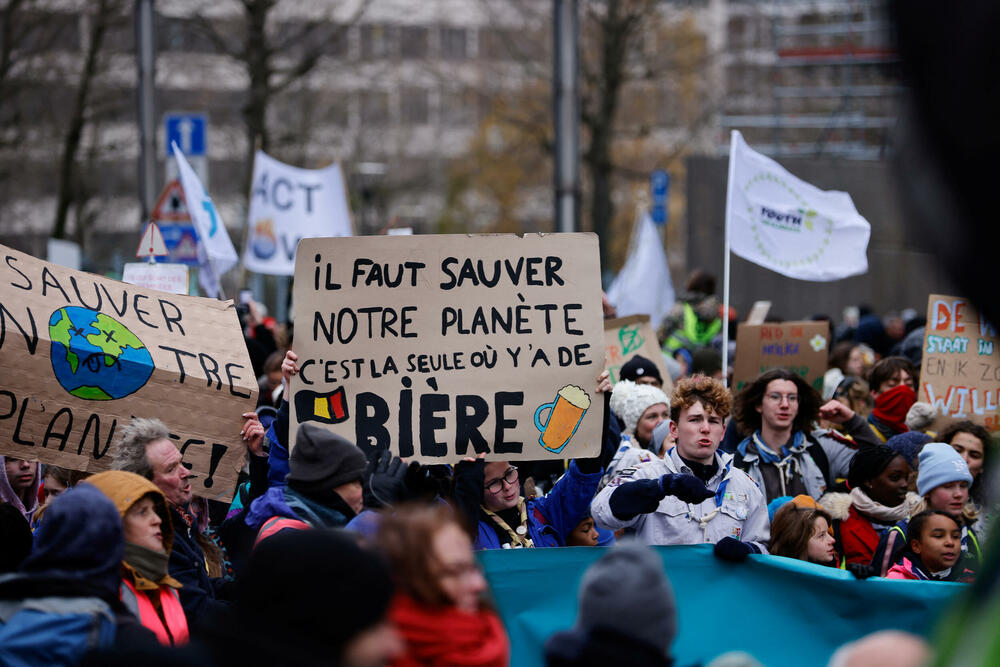 <p>Okupljeni su nosili transparente sa natpisima „Ne klimatskim promjenama, da promjeni sistema“ i „Želimo zdravu planetu“</p>