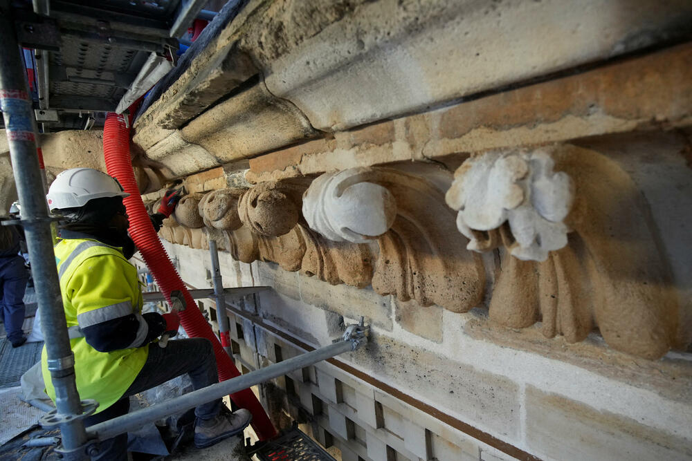 <p>Predviđeno je da se pretposljednja faza restauracije završi do kraja ove godine, zatim slijedi izrada površine krova i pokrivanje površine krova i kule, a ponovno otvaranje katedrale je zakazano za 8. decembar 2024.</p>