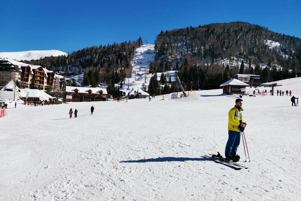 Država povezala dva skijališta (žičara K7 u pozadini), Foto: Slavko Radulović