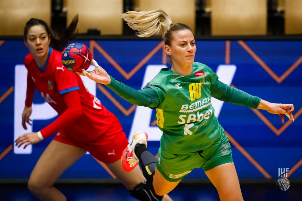 <p>Izabranice Bojane Popović pobjedom nad Češkom (28:24) osvojile 7. mjesto na 26. Svjetskom prvenstvu, pa će na kvalifikacionom turniru za OI igrati sa Slovenijom Dragana Adžića, Paragvajem i poraženim iz meča za 5. mjesto, između Holandije i Njemačke</p>