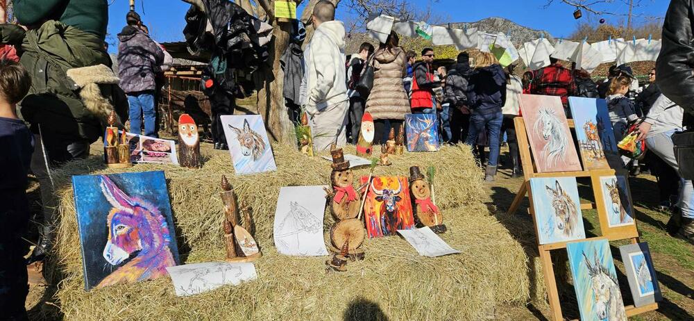 <p>Posjetioci su imali priliku da uživaju u raznovrsnim domaćim sokovima, rakiji, kuvanom vinu, kafi, čajevima, priganicama, domaćem džemu</p>