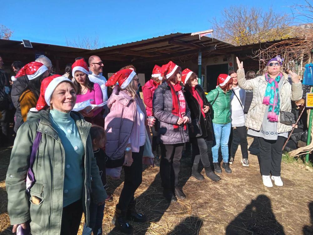 <p>Posjetioci su imali priliku da uživaju u raznovrsnim domaćim sokovima, rakiji, kuvanom vinu, kafi, čajevima, priganicama, domaćem džemu</p>