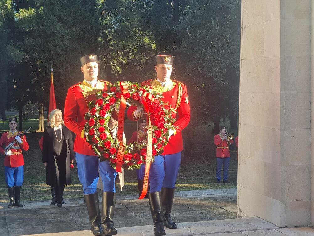 <p>Na današnji dan, 19. decembra 1944. godine, Podgorica je oslobođena od okupatora. Glavni grad Crne Gore je za vrijeme Drugog svjetskog rata pretrpio brojna razaranja i bio bombardovana više od 70 puta</p>