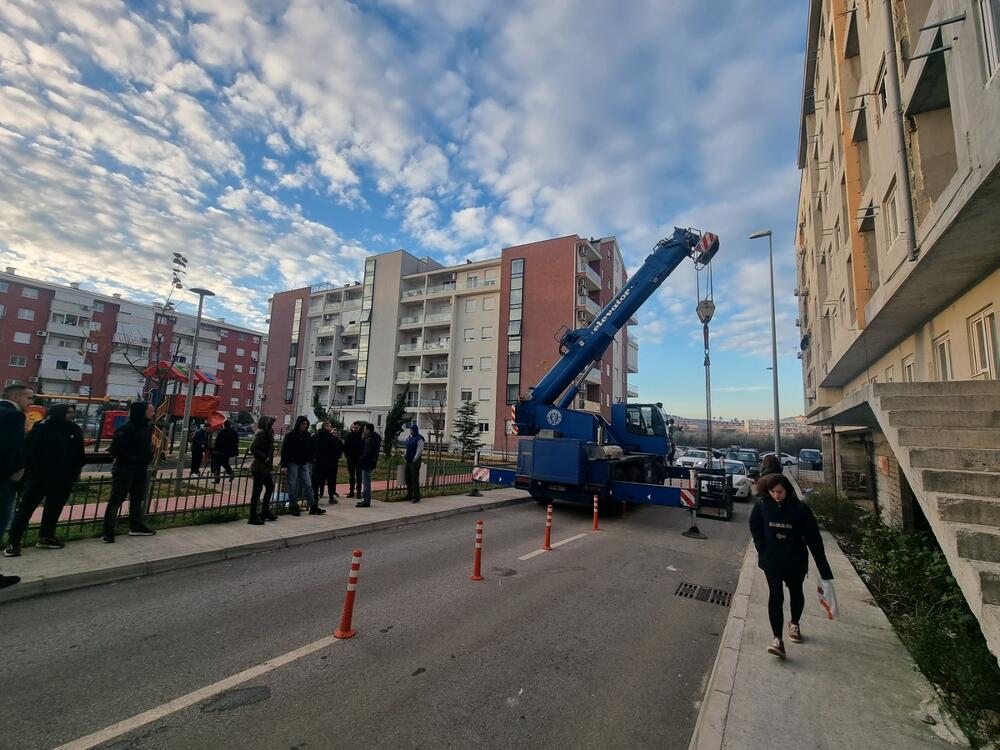 <p>"Nije došla služba za socijalni rad. Policija ne čuva više ovaj dio, i nema rušenja danas", kazao je građevinski inspektor</p>