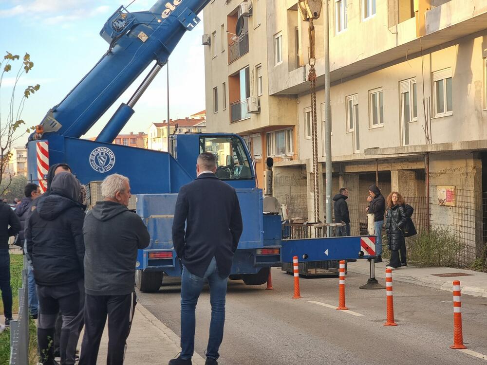 <p>"Nije došla služba za socijalni rad. Policija ne čuva više ovaj dio, i nema rušenja danas", kazao je građevinski inspektor</p>