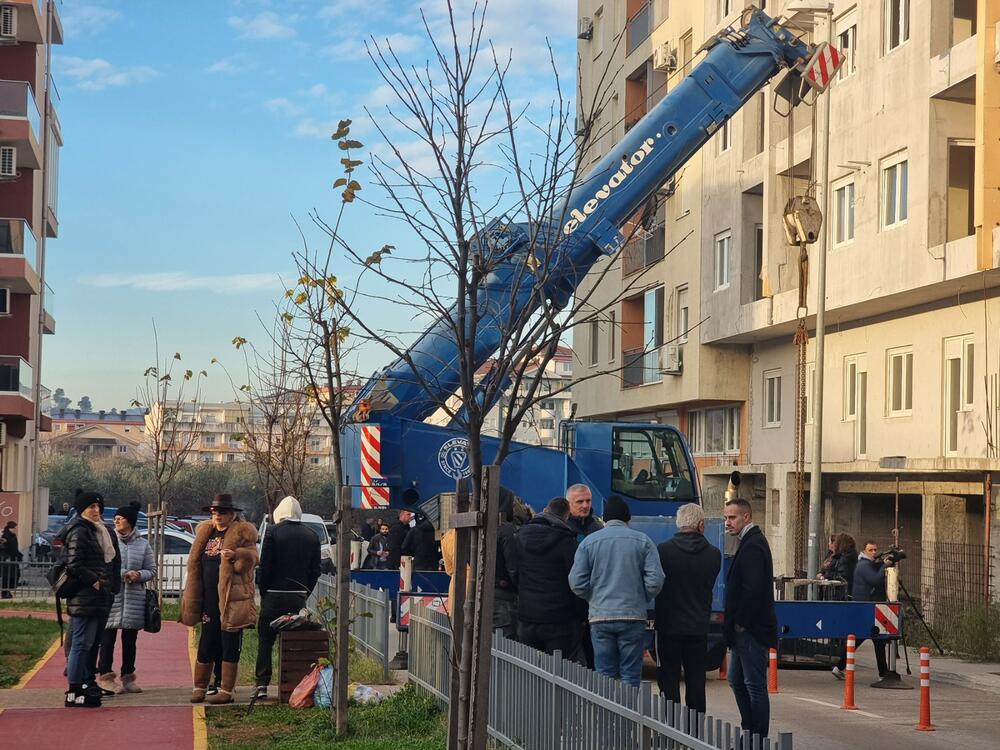 <p>"Nije došla služba za socijalni rad. Policija ne čuva više ovaj dio, i nema rušenja danas", kazao je građevinski inspektor</p>