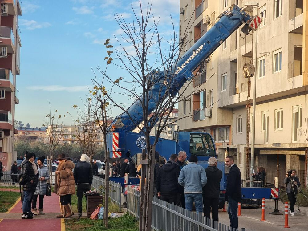 <p>"Nije došla služba za socijalni rad. Policija ne čuva više ovaj dio, i nema rušenja danas", kazao je građevinski inspektor</p>