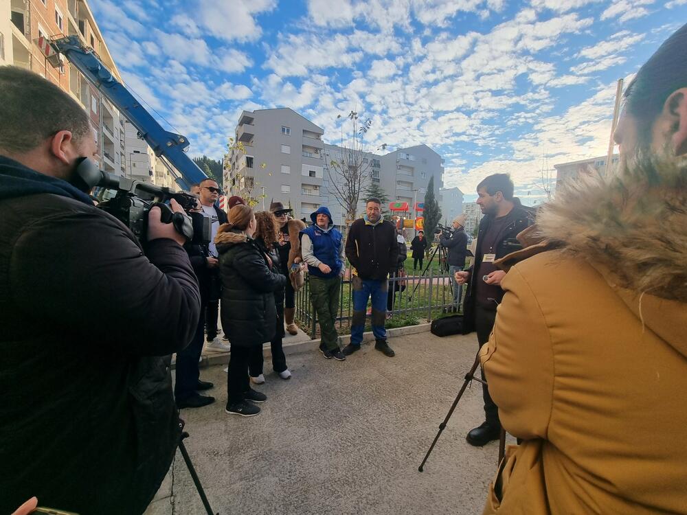 <p>"Nije došla služba za socijalni rad. Policija ne čuva više ovaj dio, i nema rušenja danas", kazao je građevinski inspektor</p>