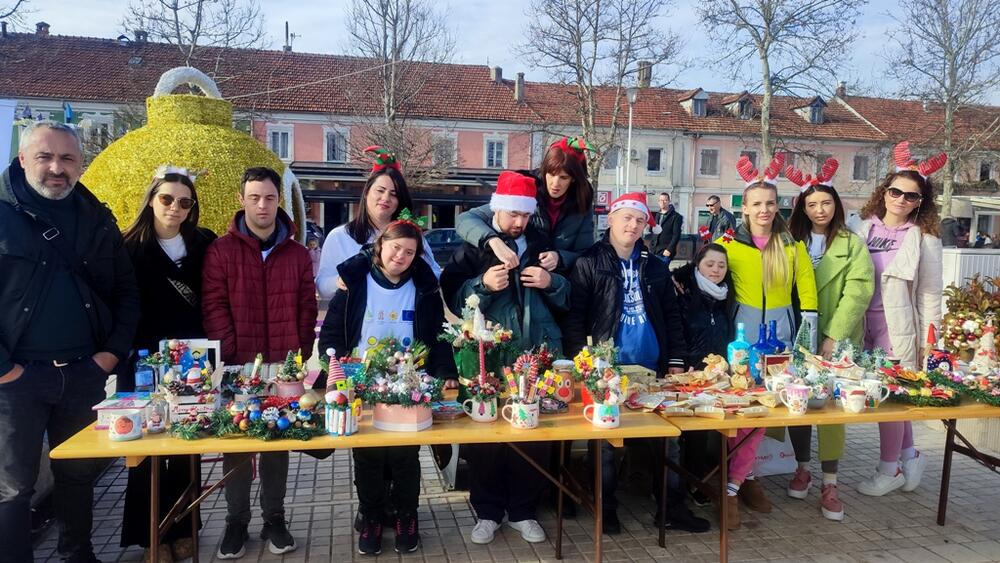 <p>Novogodišnji i božićni bazar, koji će trajati do 20. januara, otvorio je predsjednik Opštine Nikšić Marko Kovačević</p>