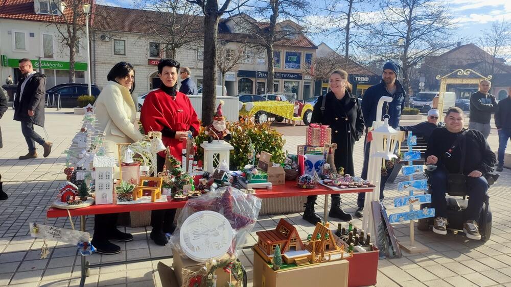 <p>Novogodišnji i božićni bazar, koji će trajati do 20. januara, otvorio je predsjednik Opštine Nikšić Marko Kovačević</p>