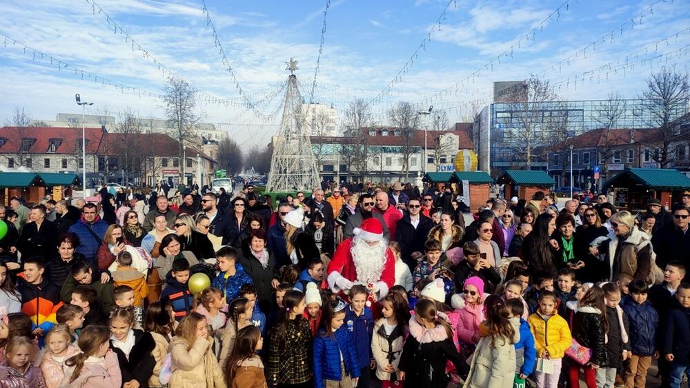 <p>Novogodišnji i božićni bazar, koji će trajati do 20. januara, otvorio je predsjednik Opštine Nikšić Marko Kovačević</p>