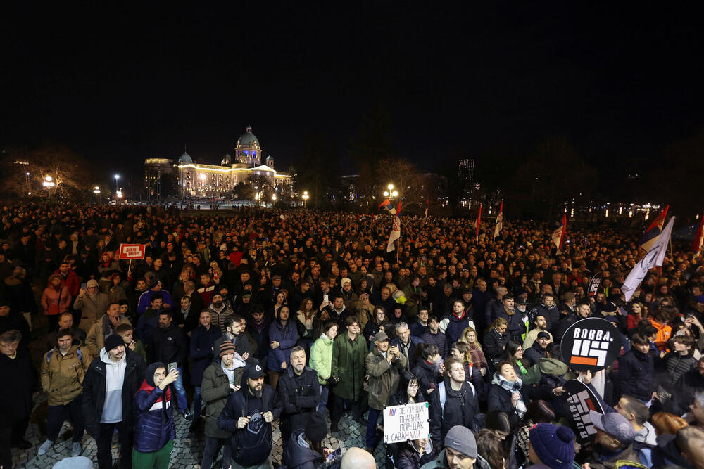 <p>Policijskoj akciji su prethodili incidenti u kojima je po navodima televizije N1, grupa maskiranih osoba kamenicama gađala zgradu Starog dvora</p>