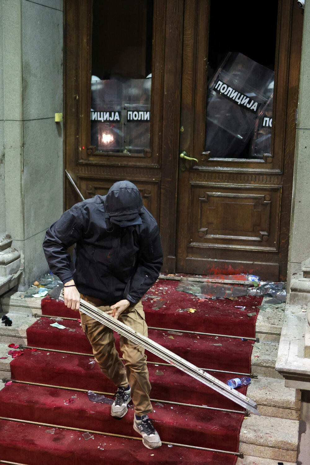 <p>Policijskoj akciji su prethodili incidenti u kojima je po navodima televizije N1, grupa maskiranih osoba kamenicama gađala zgradu Starog dvora</p>