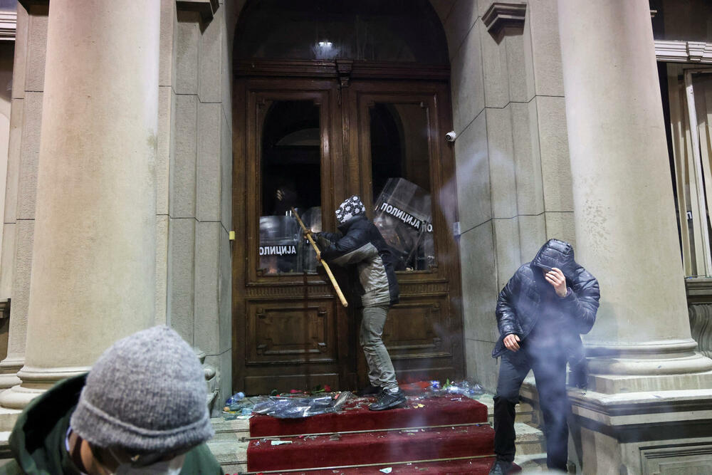 <p>Policijskoj akciji su prethodili incidenti u kojima je po navodima televizije N1, grupa maskiranih osoba kamenicama gađala zgradu Starog dvora</p>