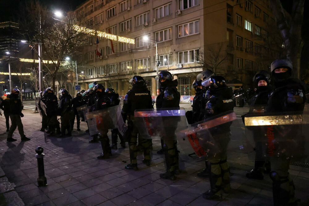 <p>Policijskoj akciji su prethodili incidenti u kojima je po navodima televizije N1, grupa maskiranih osoba kamenicama gađala zgradu Starog dvora</p>