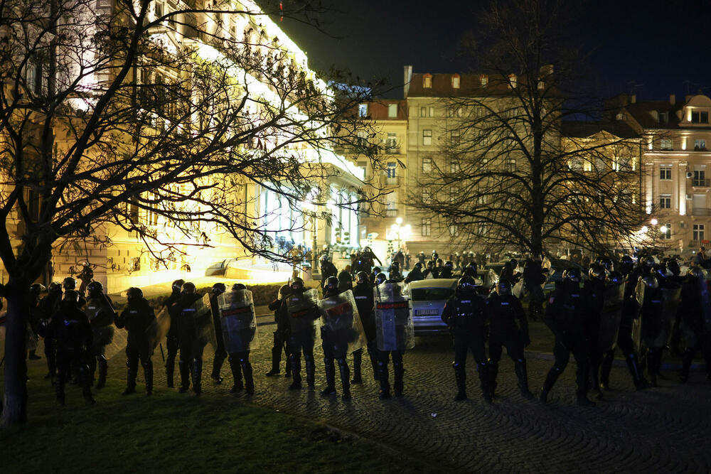 <p>Policijskoj akciji su prethodili incidenti u kojima je po navodima televizije N1, grupa maskiranih osoba kamenicama gađala zgradu Starog dvora</p>