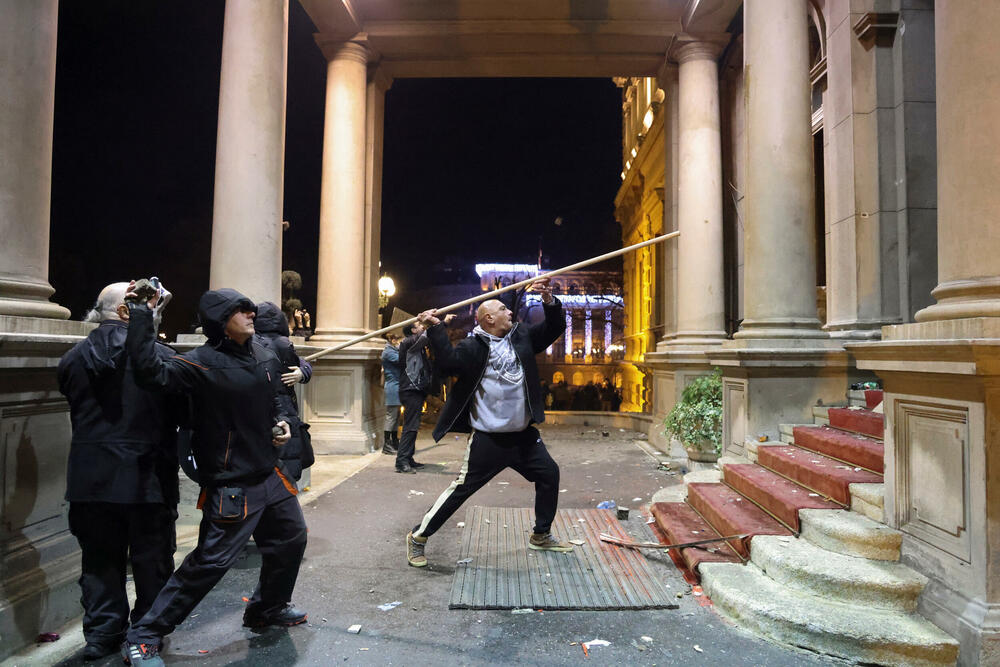 <p>Policijskoj akciji su prethodili incidenti u kojima je po navodima televizije N1, grupa maskiranih osoba kamenicama gađala zgradu Starog dvora</p>