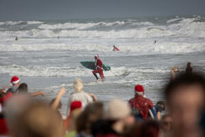 FOTO "Surfovanje Djeda Mraza" u Floridi: "Hladnih" 20 stepeni,...