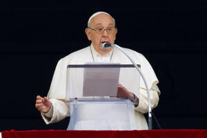 Papa na Božić osudio namjensku industriju i pozvao na mir u svijetu