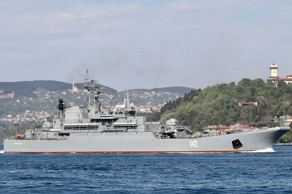 Veliki desantni brod ruske mornarice "Novočerkask" prolazi kroz istanbulski Bosfor, Foto: Reuters