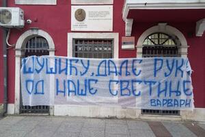 Poruka "Varvara" ispred sjedišta NSD-a nakon što je Klub odbornika...