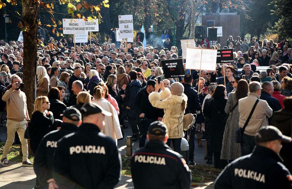 <p>Predsjednik Sindikata prosvjete Radomir Božović poručio je da prosvjetni radnici "proizvode budućnost ove zemlje"</p>