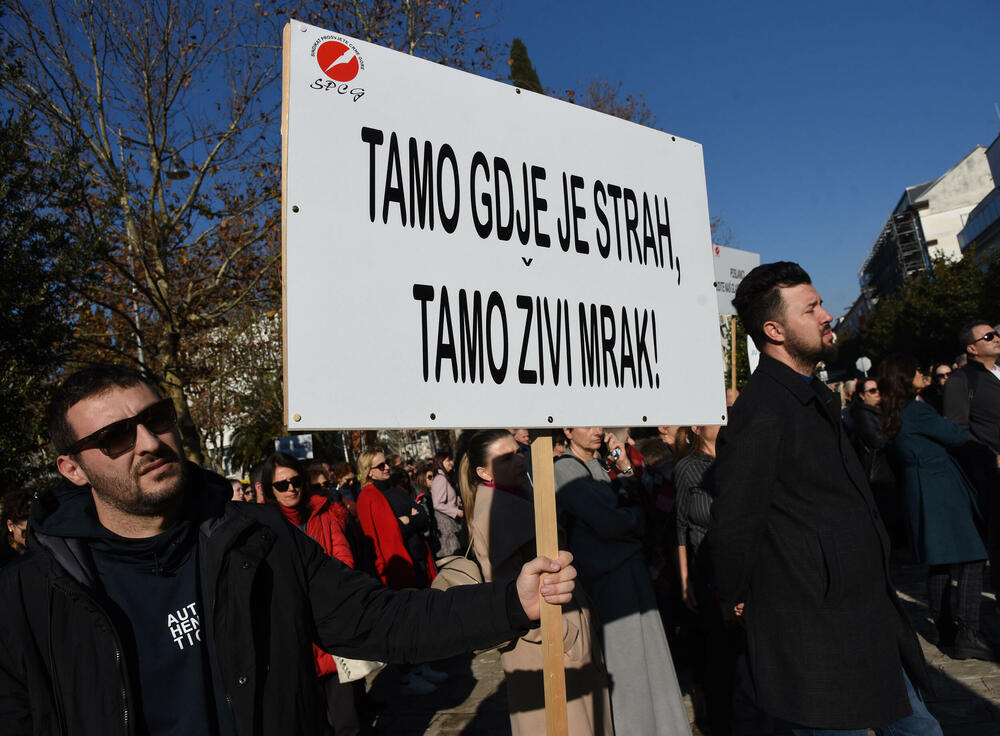 <p>Predsjednik Sindikata prosvjete Radomir Božović poručio je da prosvjetni radnici "proizvode budućnost ove zemlje"</p>