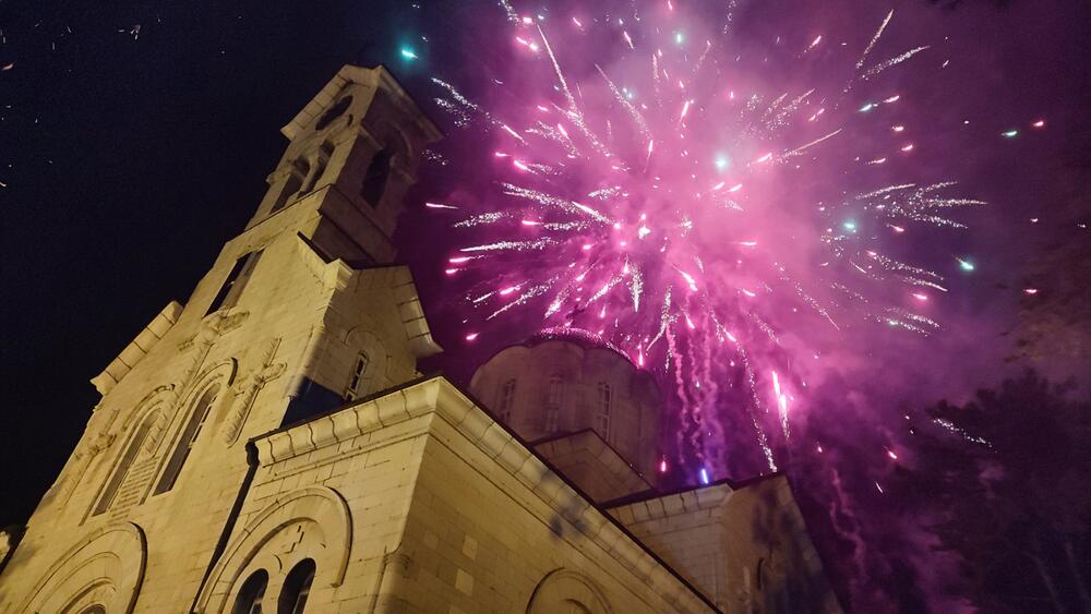 <p>Nalaganju badnjaka prisustvovali predsjednici Opštine i Skupštine opštine Nikšić, Marko Kovačević i Nemanja Vuković</p>