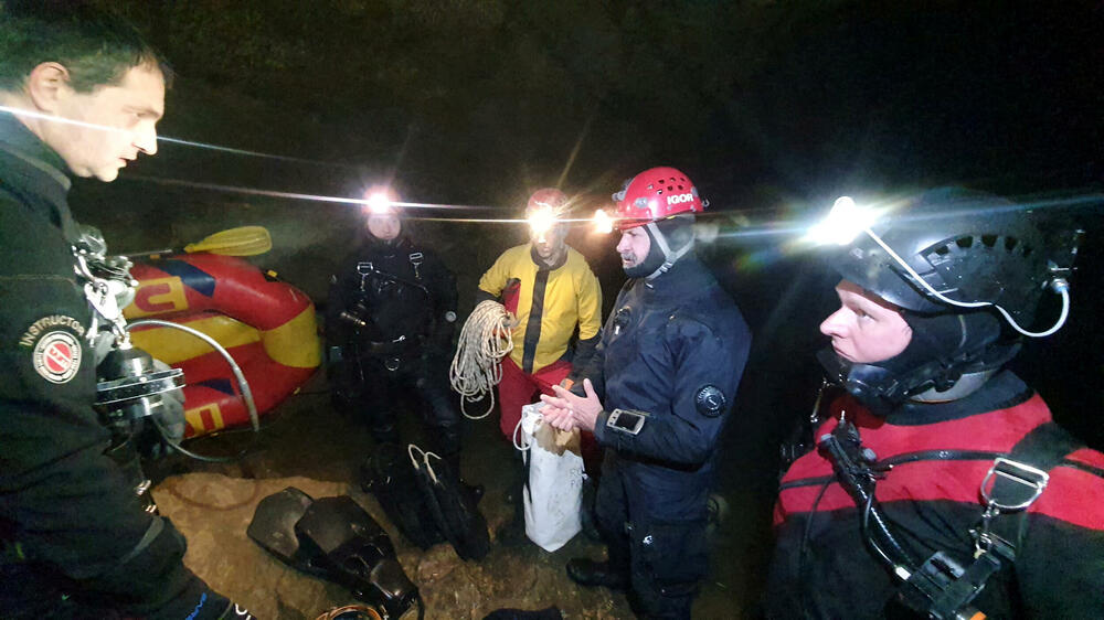 <p>Zarobljene osobe imaju od 22 do 58 godina, a u pećinu, do koje je moguće doći samo brodom, krenuli su juče ujutro</p>