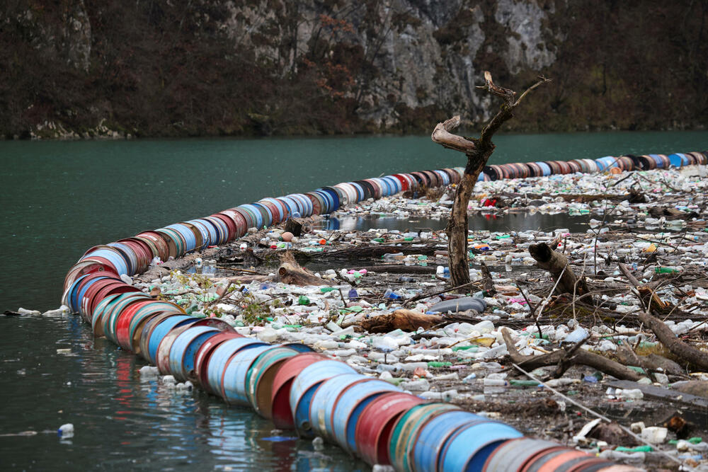 <p>Plastične flaše, istrošene gume i razni neorganski otpad, stvara deponiju smeća</p>