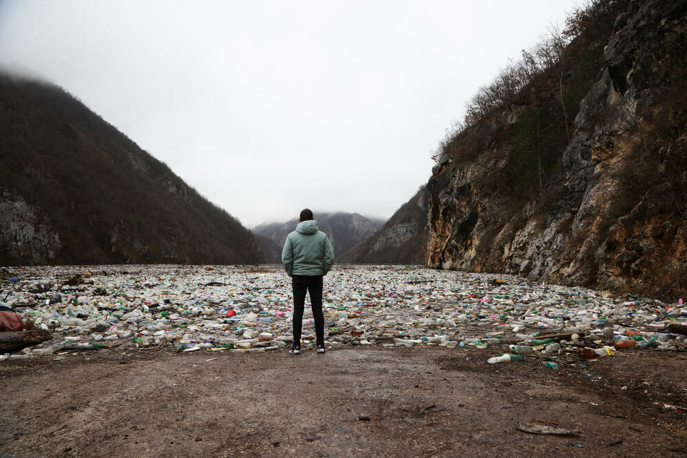 <p>Plastične flaše, istrošene gume i razni neorganski otpad, stvara deponiju smeća</p>