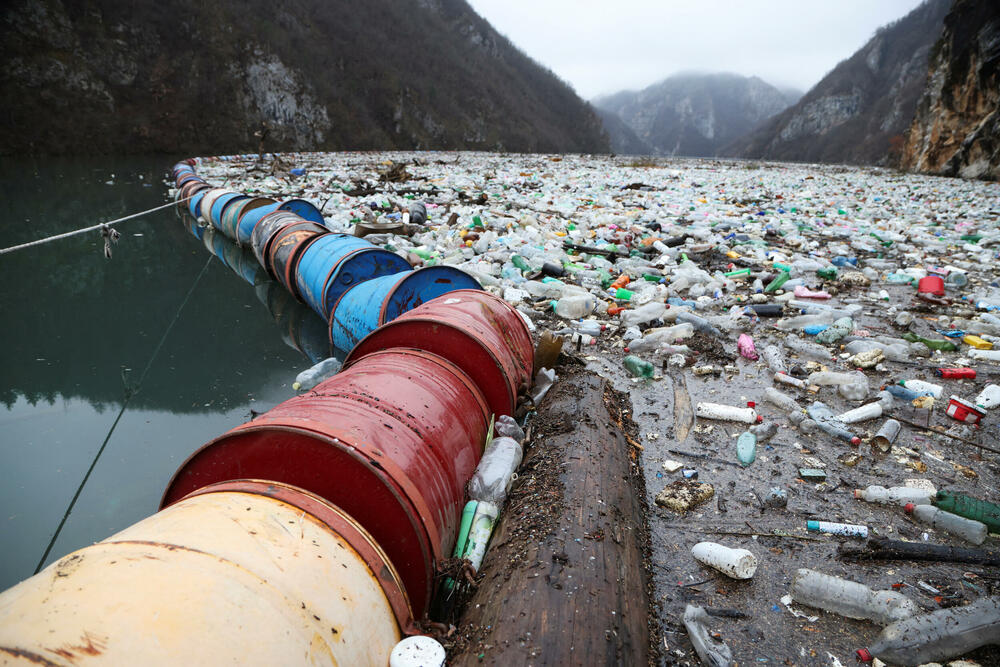 <p>Plastične flaše, istrošene gume i razni neorganski otpad, stvara deponiju smeća</p>