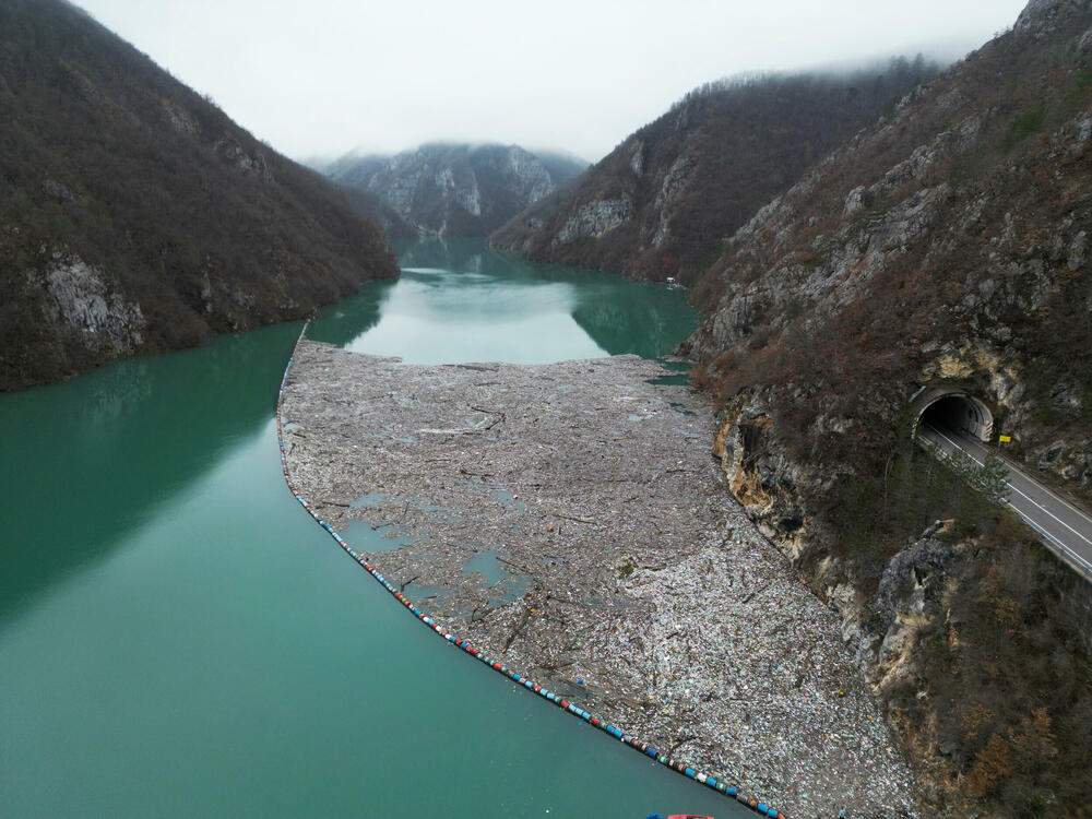 <p>Plastične flaše, istrošene gume i razni neorganski otpad, stvara deponiju smeća</p>