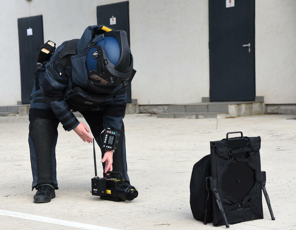 <p>Sedmočlana policijska Grupa za protivdiverzionu zaštitu pronalazi i neutralizuje eksplozivne naprave, a ni pomoć robota im ne garantuje bezbjednost. Komandir Veroljub Konatar ističe da se nakon svake dojave o postavljenoj bombi, a bilo ih je na stotine, ponašaju kao da je eksplozivna naprava zaista u zgradi koju pregledaju</p>