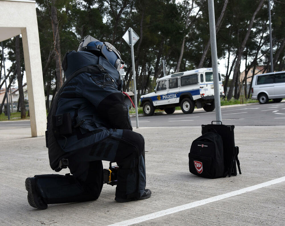 <p>Sedmočlana policijska Grupa za protivdiverzionu zaštitu pronalazi i neutralizuje eksplozivne naprave, a ni pomoć robota im ne garantuje bezbjednost. Komandir Veroljub Konatar ističe da se nakon svake dojave o postavljenoj bombi, a bilo ih je na stotine, ponašaju kao da je eksplozivna naprava zaista u zgradi koju pregledaju</p>