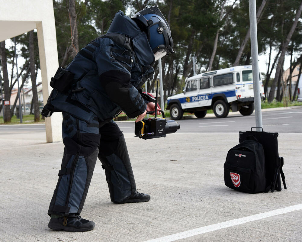 <p>Sedmočlana policijska Grupa za protivdiverzionu zaštitu pronalazi i neutralizuje eksplozivne naprave, a ni pomoć robota im ne garantuje bezbjednost. Komandir Veroljub Konatar ističe da se nakon svake dojave o postavljenoj bombi, a bilo ih je na stotine, ponašaju kao da je eksplozivna naprava zaista u zgradi koju pregledaju</p>