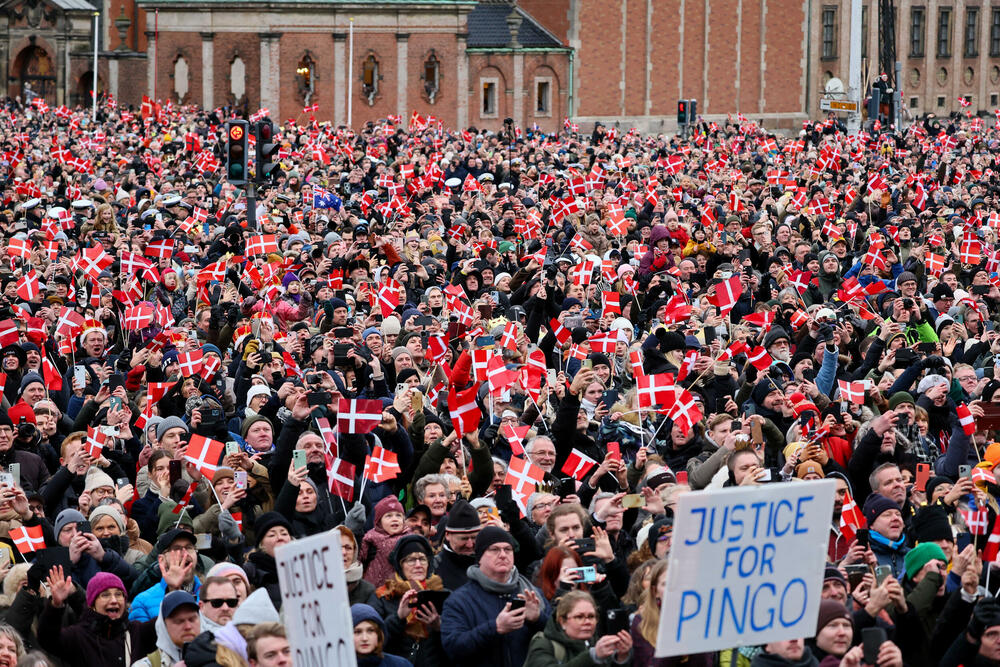 <p>Nešto prije proglašenja novog suverena, njegova majka, koja je vladala 52 godine, potpisala je akt o abdikaciji u prisustvu vlade</p>