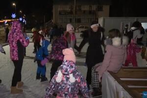 Nova razonoda na Žabljaku - klizalište: Djeca uče trikove na ledu