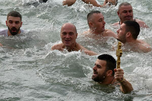 FOTO Bogojavljensko plivanje organizovano širom Crne Gore