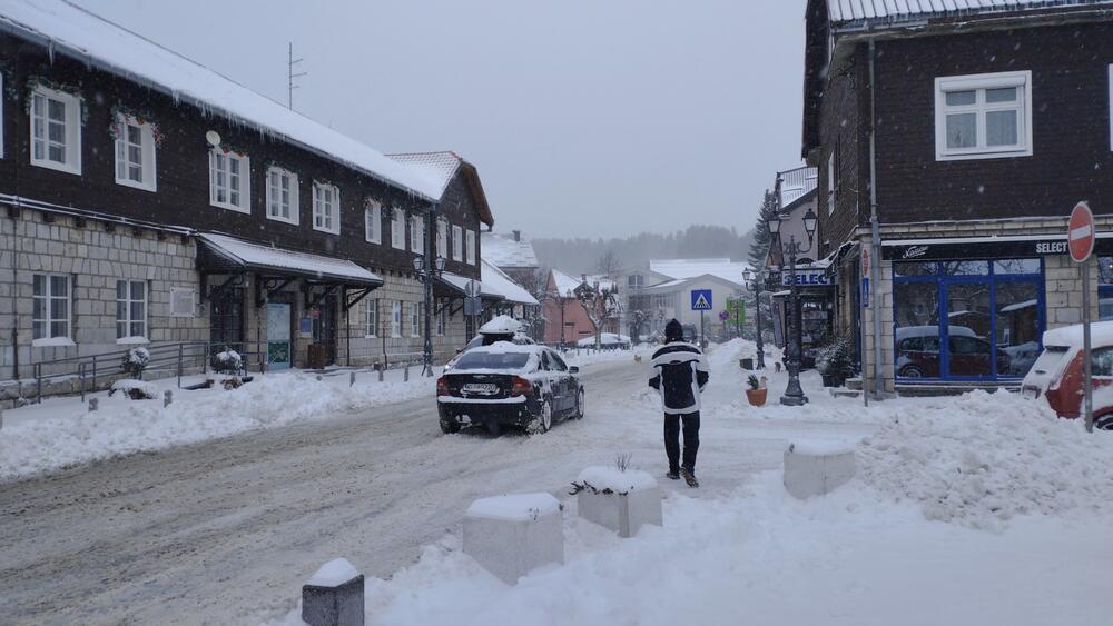 <p>Pada 'suvi' sjeverni snijeg, praćen jakim vjetrom, pa su pojedini djelovi staze, bukvalno, kopni. Ukoliko bi se padavine nastavile, uz još 20 centimetara novog snijega, mogli bi da pripremimo staze i konačno počenemo skijašku sezonu, u pravom smislu te riječi", rekao je "Vijestima" rukovodilac državnog Ski centra Kolašin 1600 Bojan Medenica</p>